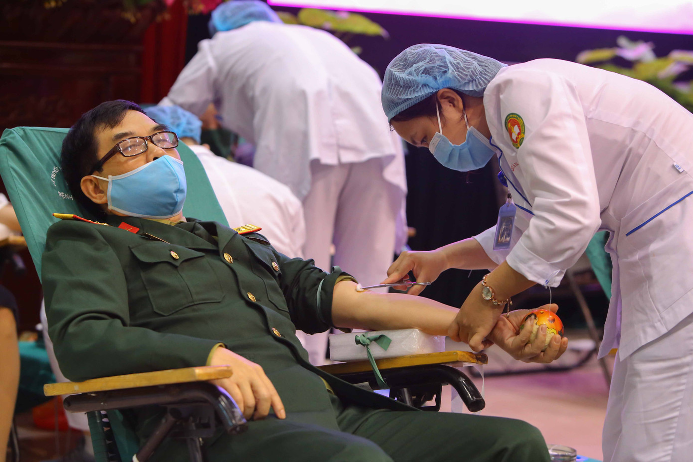 Tưng bừng ngày hội hiến máu 'Màu áo xanh trao giọt hồng yêu thương' ảnh 9