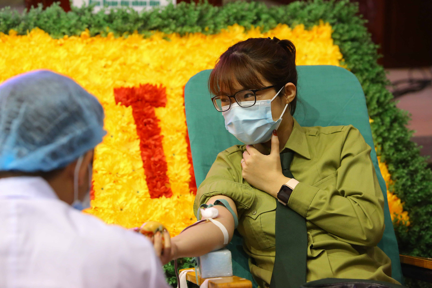 Tưng bừng ngày hội hiến máu 'Màu áo xanh trao giọt hồng yêu thương' ảnh 8