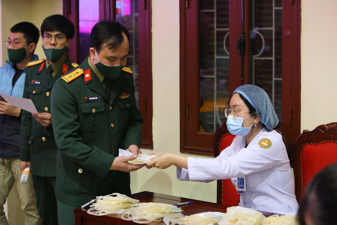 Tưng bừng ngày hội hiến máu 'Màu áo xanh trao giọt hồng yêu thương' ảnh 7