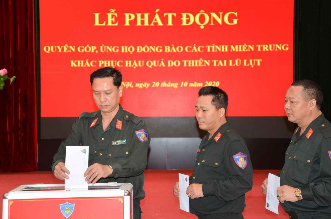 Hà Nội tiếp nhận 22 tỷ đồng ủng hộ đồng bào miền Trung ảnh 6