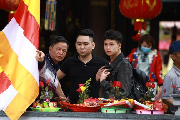 Bạn trẻ đến chùa Hà cầu tình duyên trước ngày Valentine ảnh 8