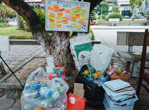 Sinh viên trường Báo tham gia 'Đổi nhựa – Lấy quà' ảnh 9