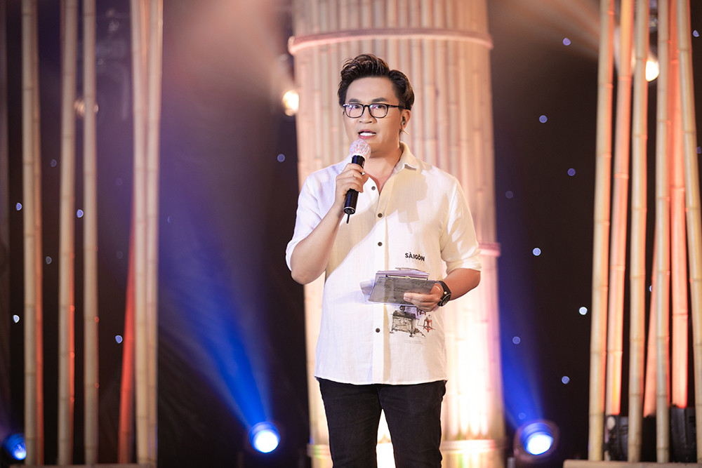 Áo dài do Hoa hậu Tiểu Vy trình diễn được đấu giá 80 triệu trong đêm nhạc hướng về Đà Nẵng ảnh 3