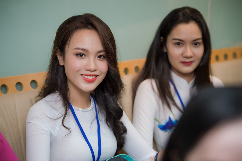 Á hậu Thuỳ Dung dành lời khuyên cho các sĩ tử: 'Làm bài hết mình, tương lai rộng mở lắm' ảnh 3