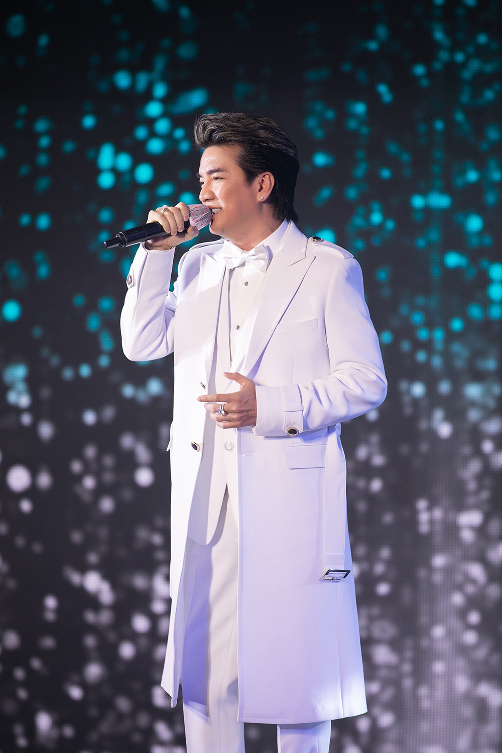 Áo dài do Hoa hậu Tiểu Vy trình diễn được đấu giá 80 triệu trong đêm nhạc hướng về Đà Nẵng ảnh 4