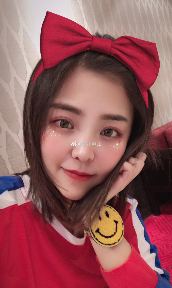 Người mẫu Trung Quốc bị tẩy chay vì lái Mercedes vào Tử Cấm Thành ảnh 3