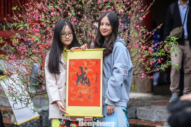 Đội mưa, xếp hàng xin chữ đầu năm ở Văn Miếu ảnh 15