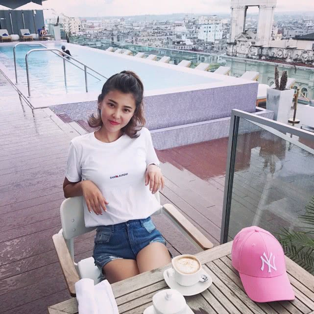 Người mẫu Trung Quốc bị tẩy chay vì lái Mercedes vào Tử Cấm Thành ảnh 4