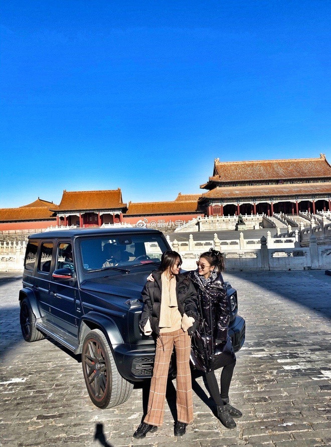 Người mẫu Trung Quốc bị tẩy chay vì lái Mercedes vào Tử Cấm Thành ảnh 1