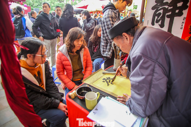 Mùng 3 Tết thầy, sĩ tử Hà thành chen chân xin chữ 'Đỗ Đạt' ảnh 14