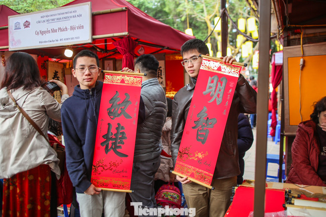 Mùng 3 Tết thầy, sĩ tử Hà thành chen chân xin chữ 'Đỗ Đạt' ảnh 15