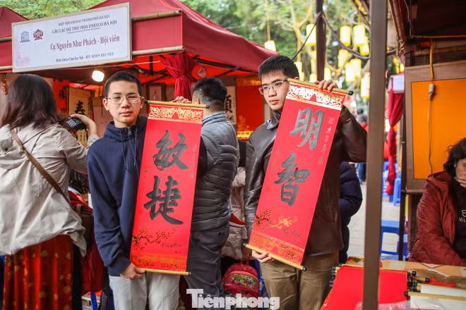 Mùng 3 Tết thầy, sĩ tử Hà thành chen chân xin chữ 'Đỗ Đạt' ảnh 15