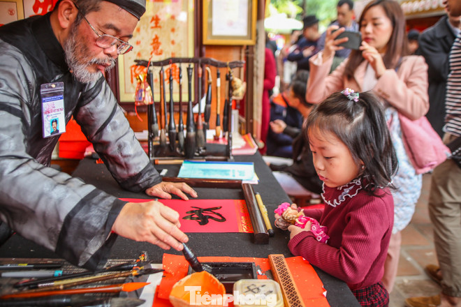 Mùng 3 Tết thầy, sĩ tử Hà thành chen chân xin chữ 'Đỗ Đạt' ảnh 16