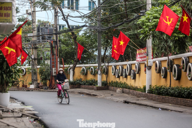 Phố phường Thủ đô rực rỡ cờ đỏ sao vàng ngày 30 Tết ảnh 10