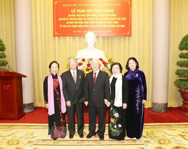 Trao tặng huy hiệu Đảng cho lãnh đạo và nguyên lãnh đạo nhà nước ảnh 1