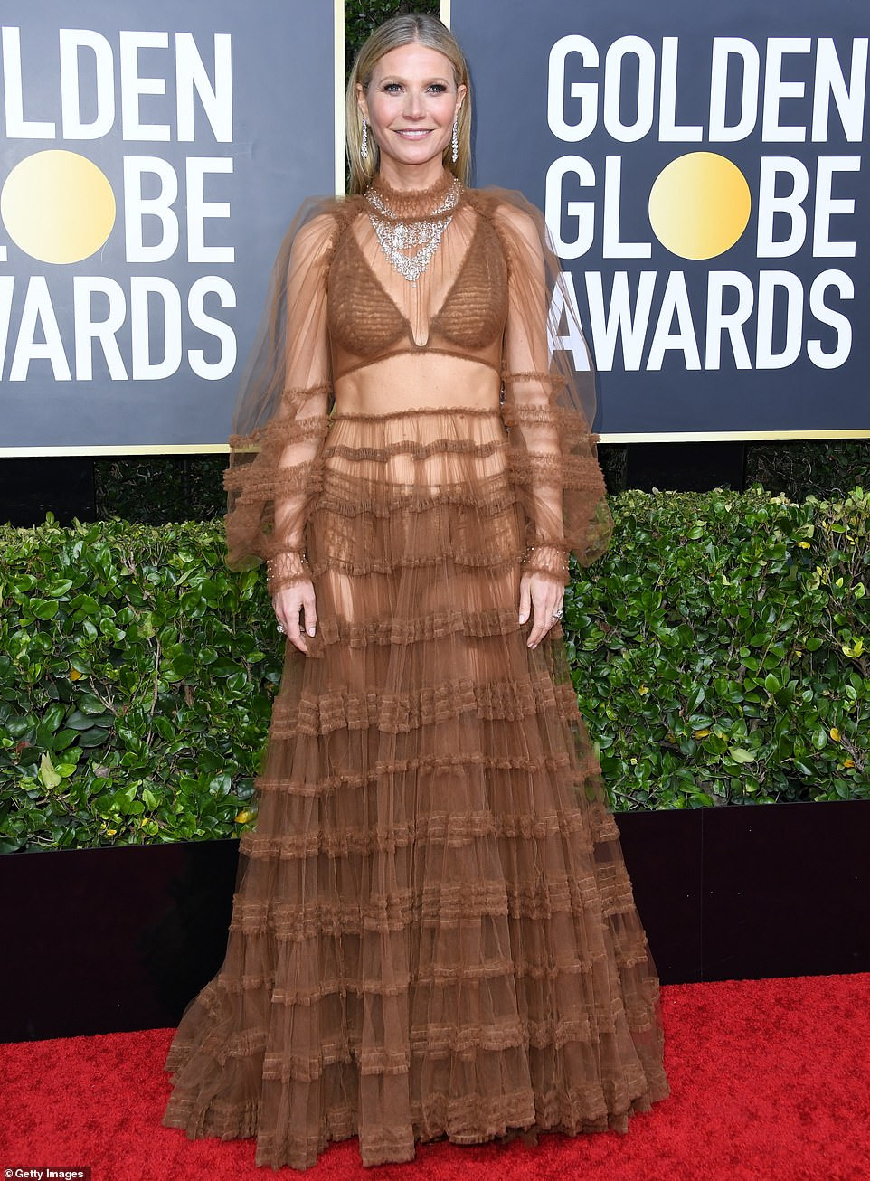 Quả cầu vàng 2020: Scarlett Johansson ‘thả rông’, bạn gái Iron Man mặc như không ảnh 11