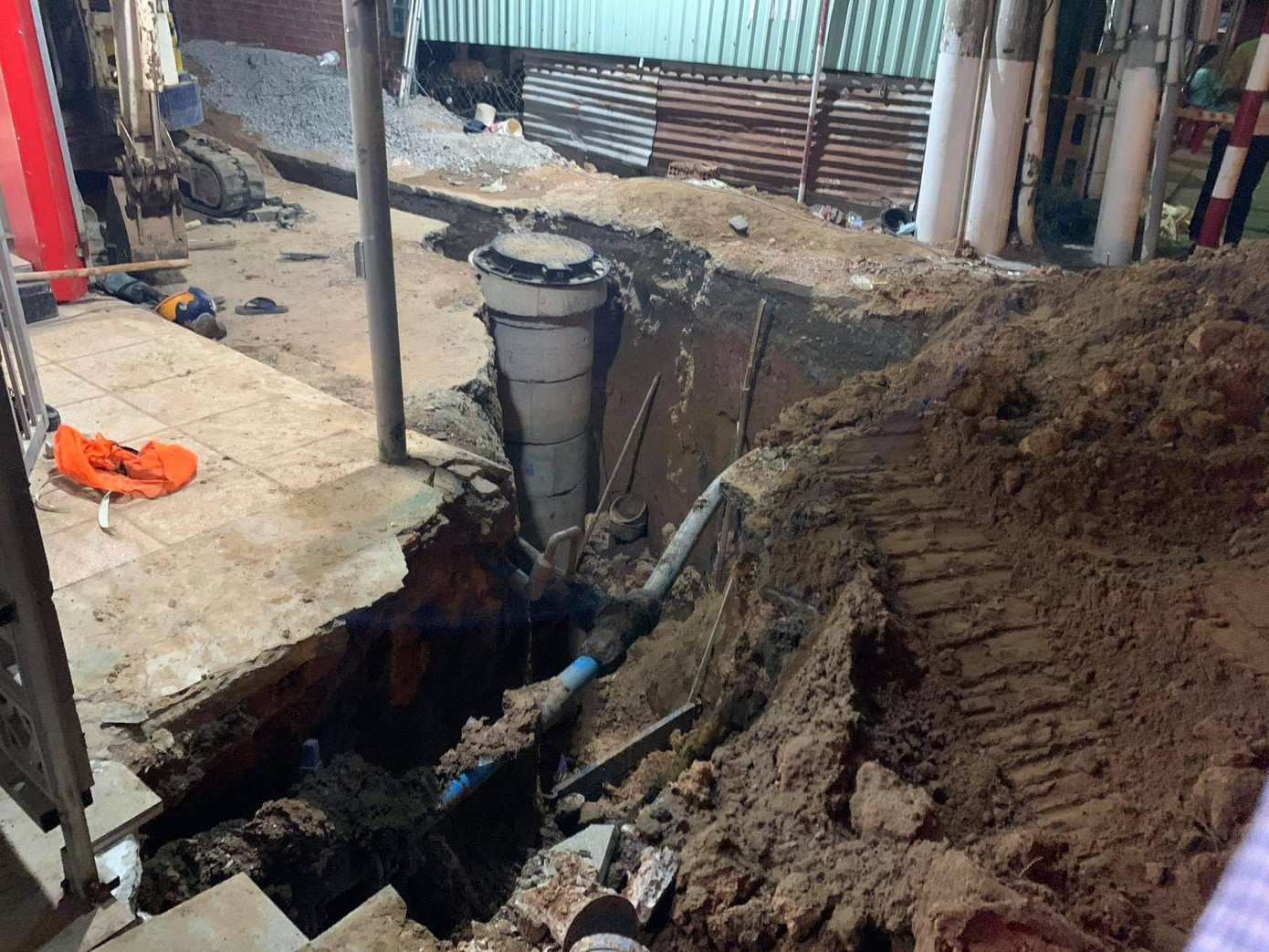 Thi công cống thoát nước trong đêm, hai công nhân thương vong vì sạt lở ảnh 3