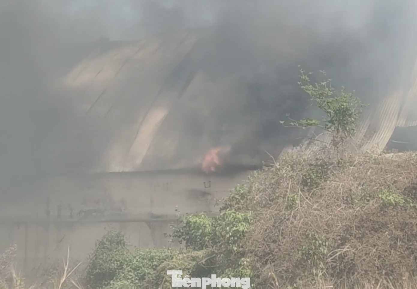 Khói lửa bao trùm nhà xưởng công ty may mặc ở Bình Dương ảnh 1