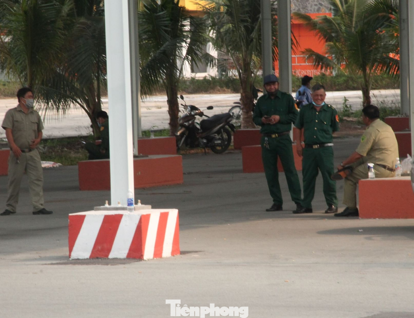 Vợ ông Dũng 'lò vôi' nói lời cuối, hàng trăm YouTuber và lực lượng an ninh có mặt ảnh 4