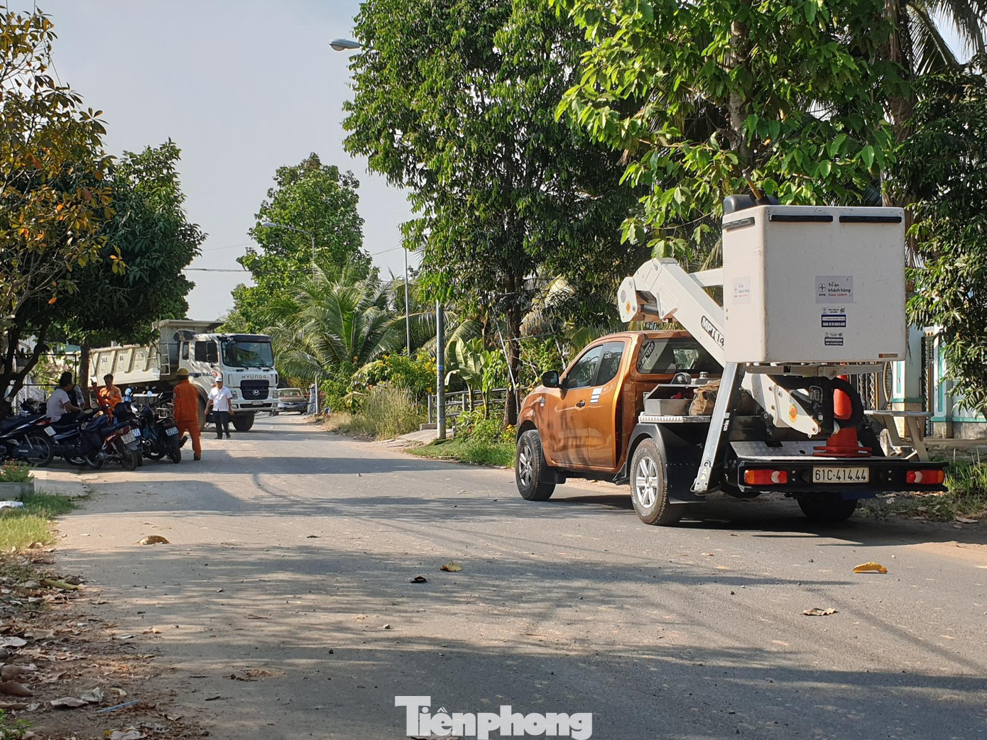 Xe ben 'hạ gục' gần 10 trụ điện khiến cả khu phố mất điện ảnh 4