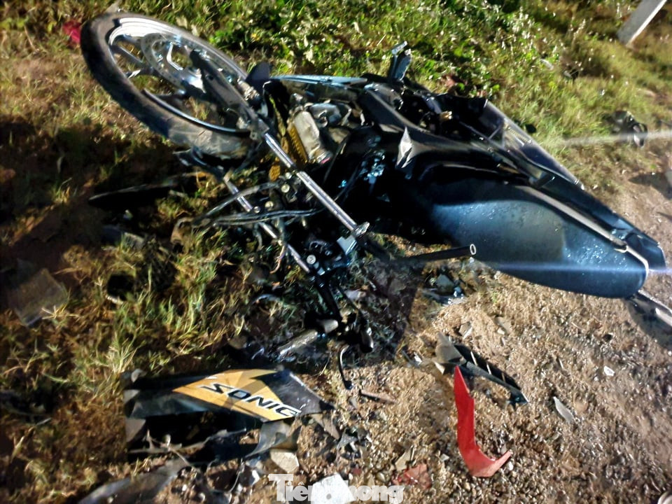 Đi vào đường ngược chiều rồi lao vào xe container, hai anh em tử vong tại chỗ ảnh 2