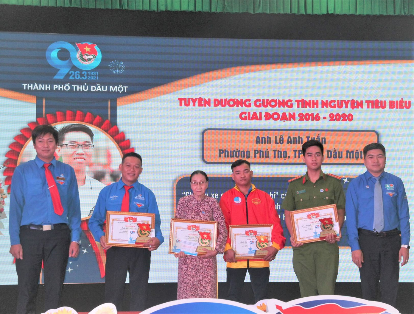 Gương mặt trẻ Việt Nam tiêu biểu dâng hương báo công các Vua Hùng ảnh 17