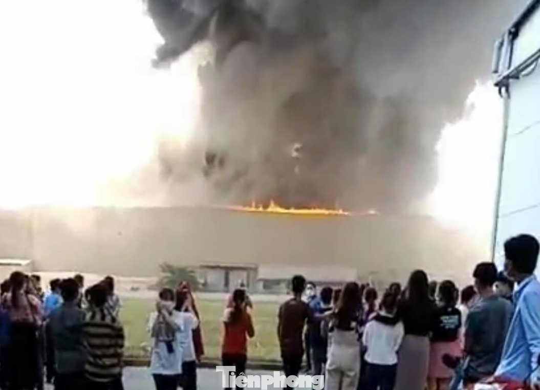 Cháy lớn tại Khu công nghiệp Sóng Thần 2 Bình Dương ảnh 1