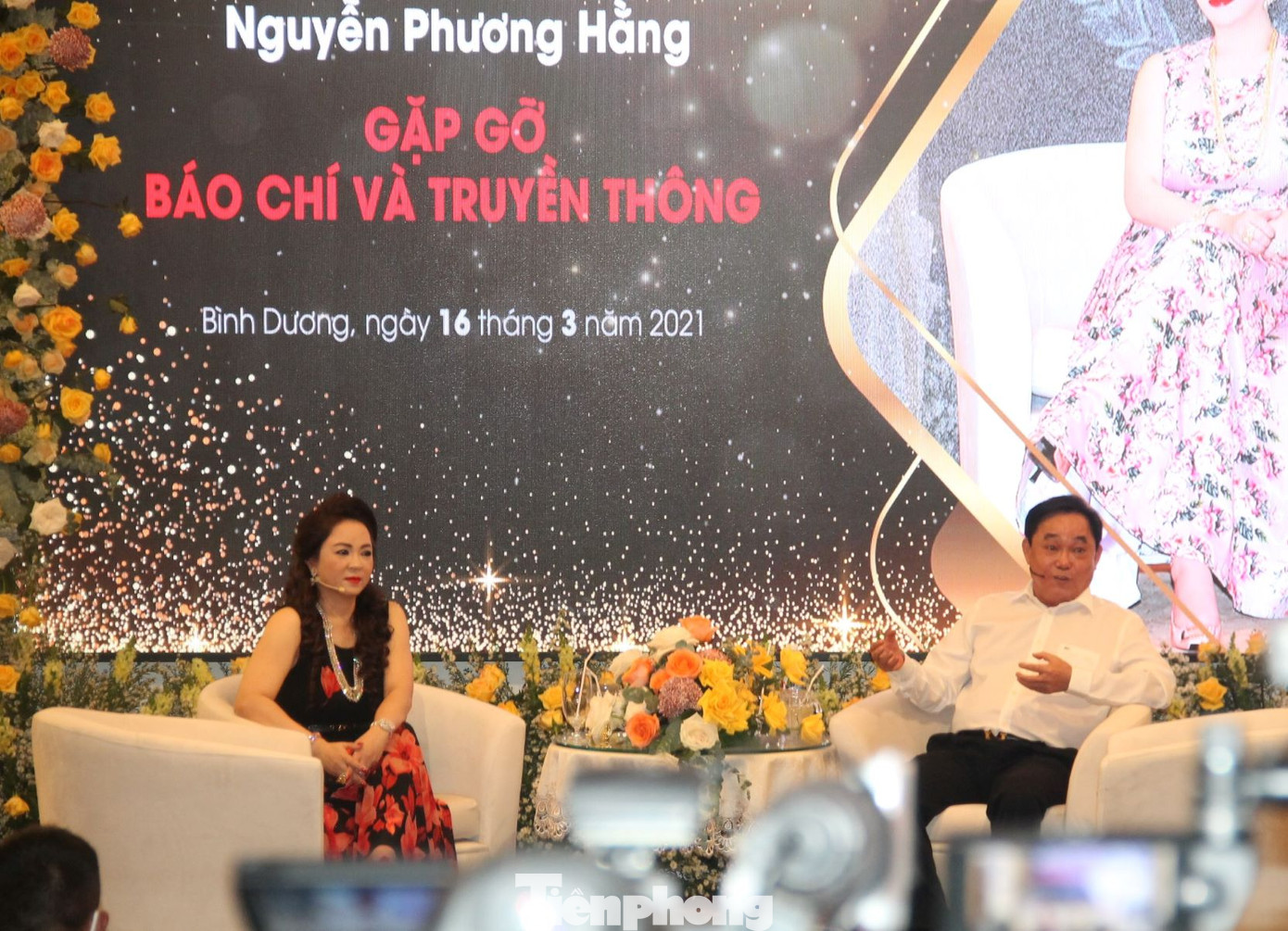 Vợ ông Dũng 'lò vôi' nói lời cuối, hàng trăm YouTuber và lực lượng an ninh có mặt ảnh 1