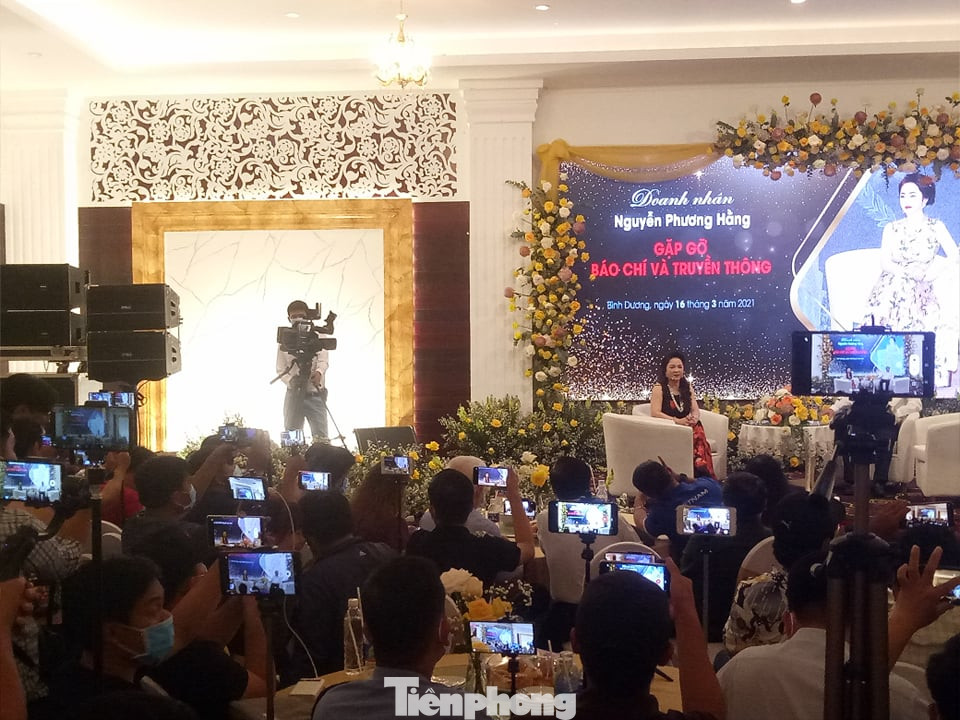 Vợ ông Dũng 'lò vôi' nói lời cuối, hàng trăm YouTuber và lực lượng an ninh có mặt ảnh 2