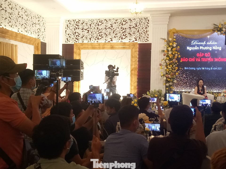 Vợ ông Dũng 'lò vôi' nói lời cuối, hàng trăm YouTuber và lực lượng an ninh có mặt ảnh 3