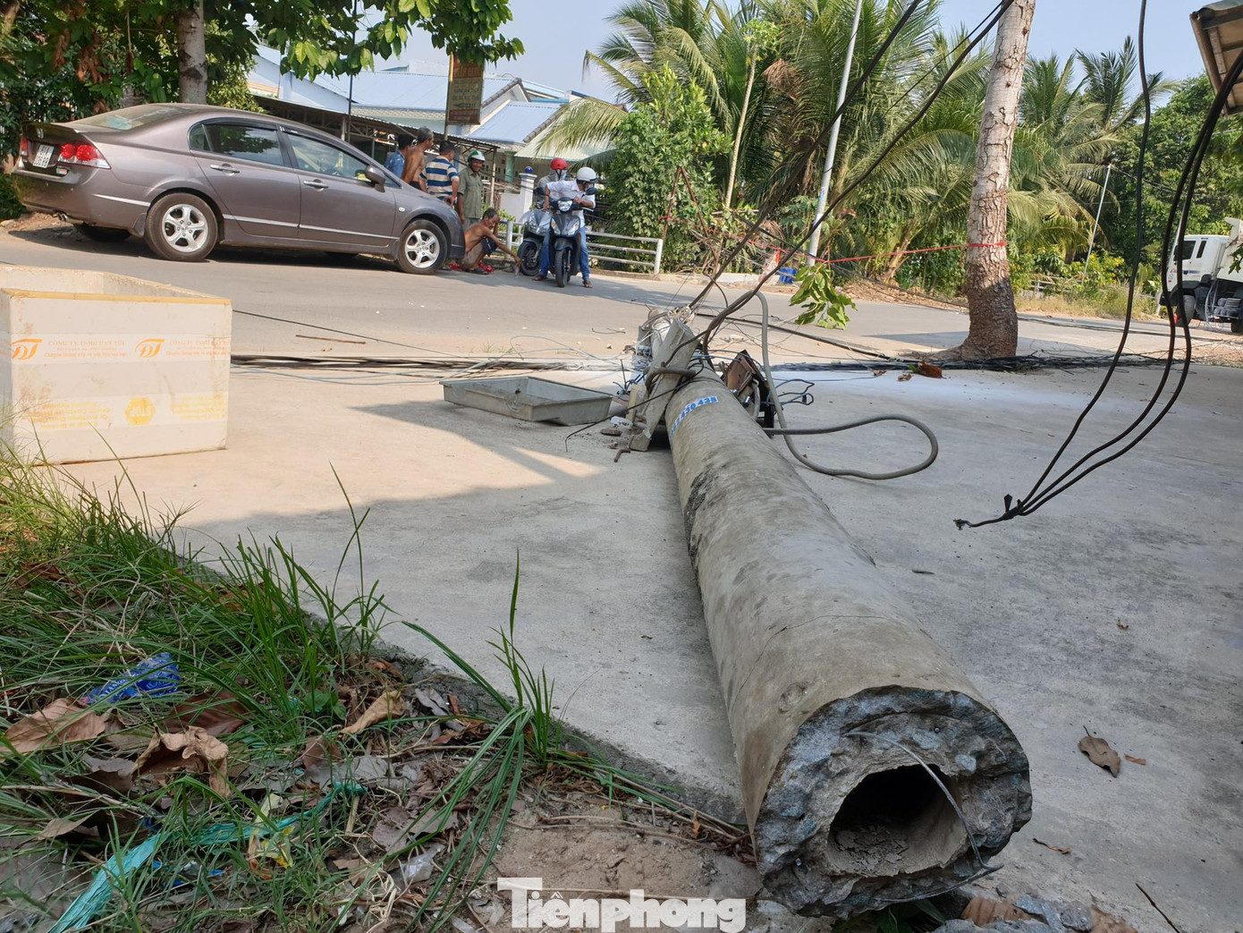 Xe ben 'hạ gục' gần 10 trụ điện khiến cả khu phố mất điện ảnh 3