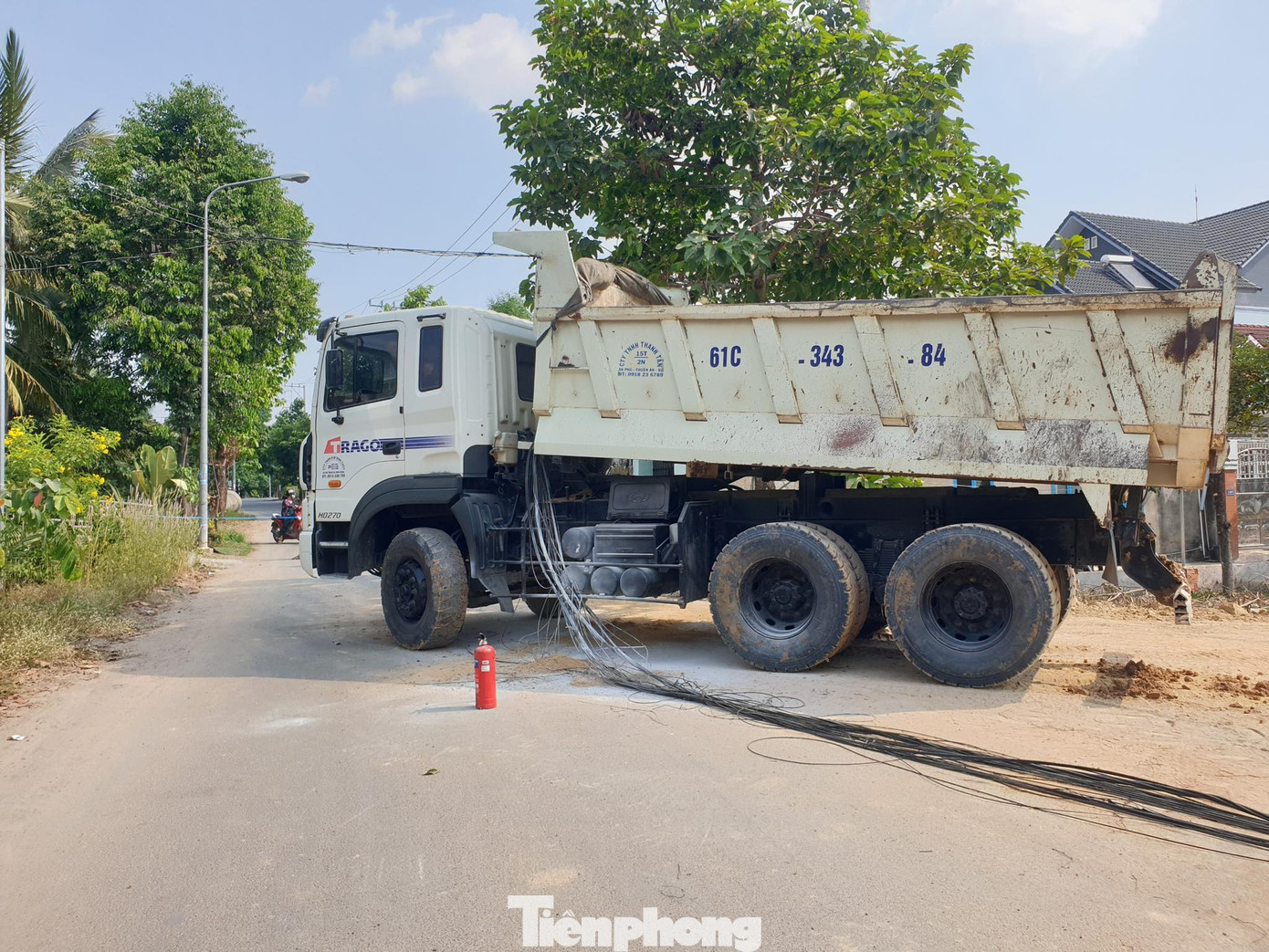 Xe ben 'hạ gục' gần 10 trụ điện khiến cả khu phố mất điện ảnh 1