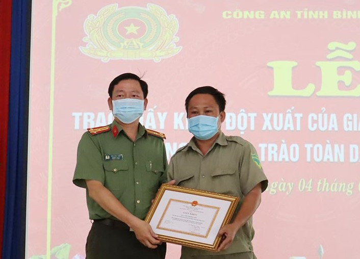 Bảo vệ dân phố dũng cảm khống chế đối tượng mang súng vào khách sạn ảnh 1