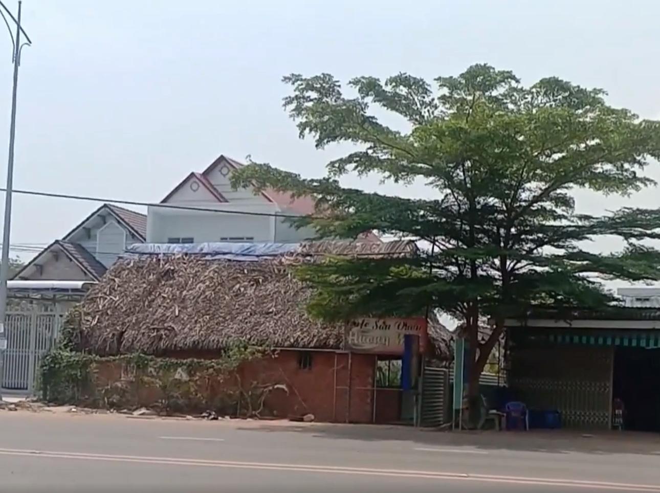 Bị đánh tử vong vì cắn nữ tiếp viên trong quán cà phê kích dục ảnh 1