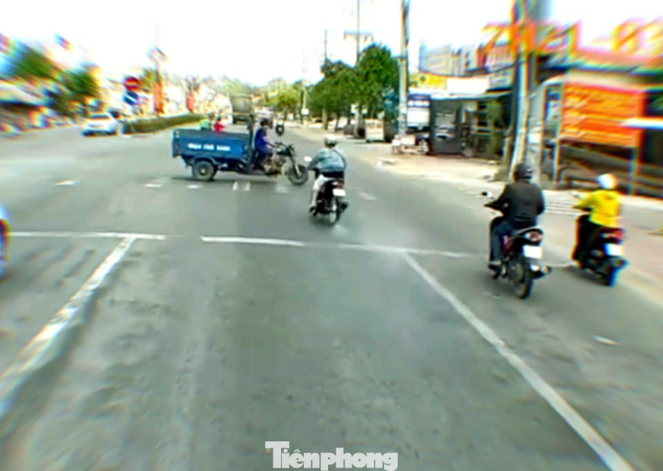 Cô gái điều khiển mô tô vượt đèn đỏ tông lật xe ba gác ảnh 1