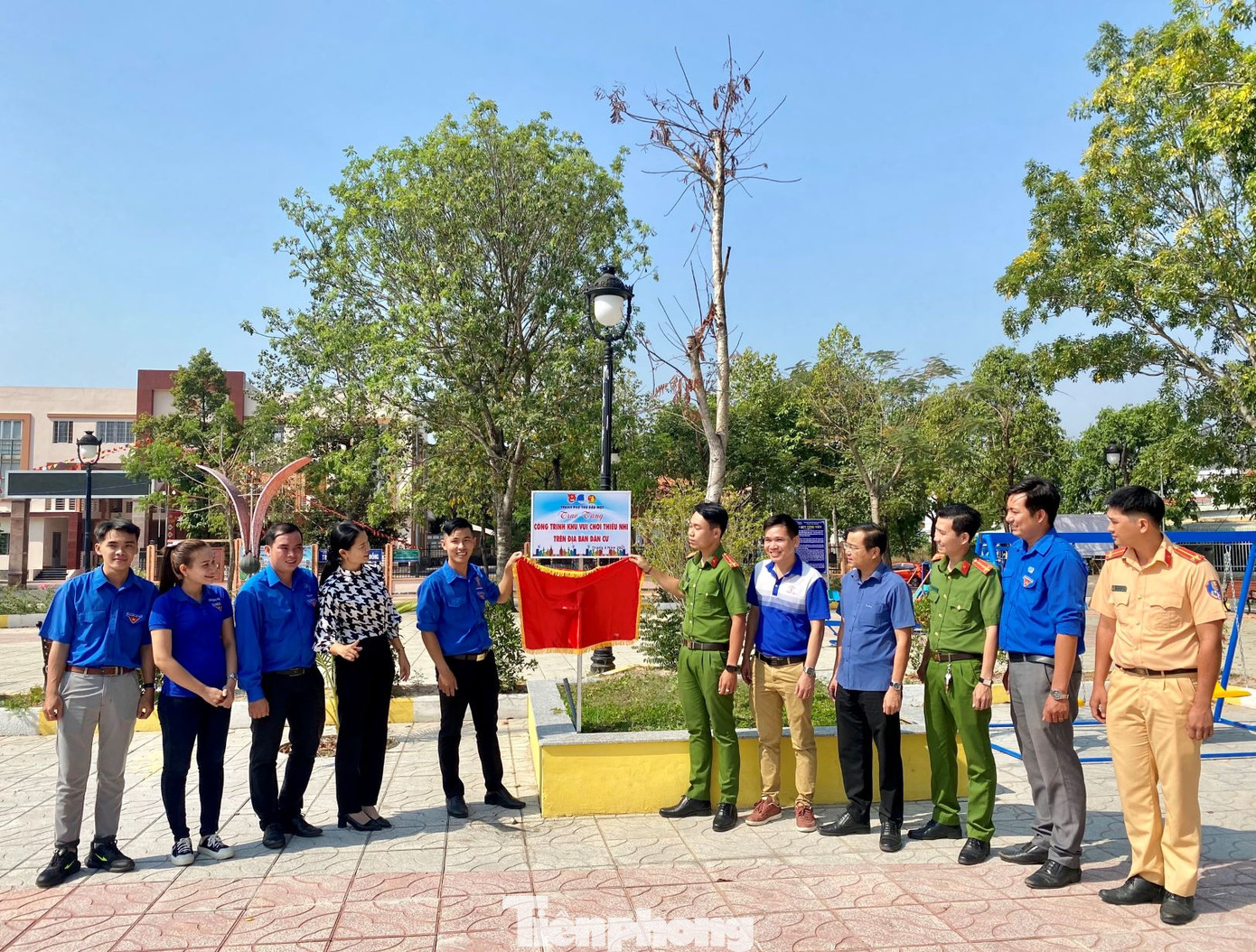 Tuổi trẻ đất Thủ trổ tài ‘thổi hồn’ vào vật vô tri ảnh 4