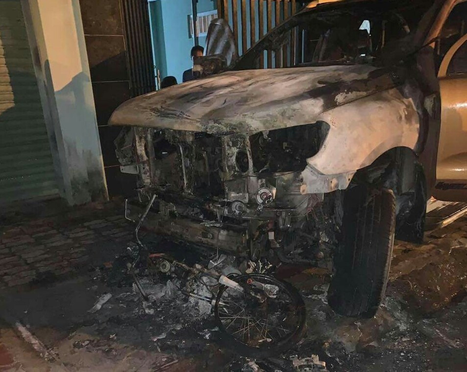 Ô tô bán tải tông xe máy bốc cháy dữ dội, 2 người thương vong ảnh 2