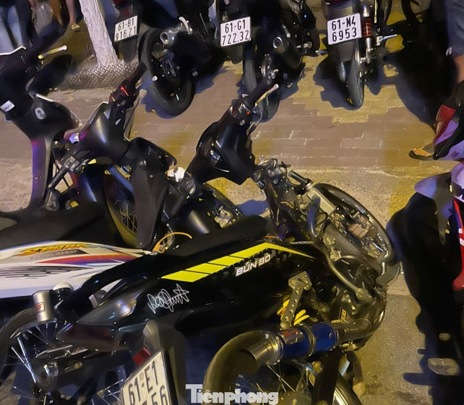 Lạnh gáy cảnh quái xế dàn hàng đua xe trước đầu container ảnh 1