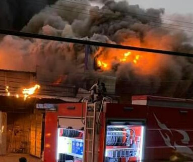 Cháy lớn ở Bình Dương, lửa bao trùm nhiều nhà xưởng, ki ốt ảnh 1