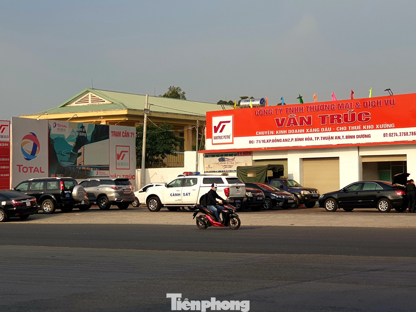 Cảnh sát bao vây, khám xét nhiều cây xăng ở Bình Dương ảnh 2