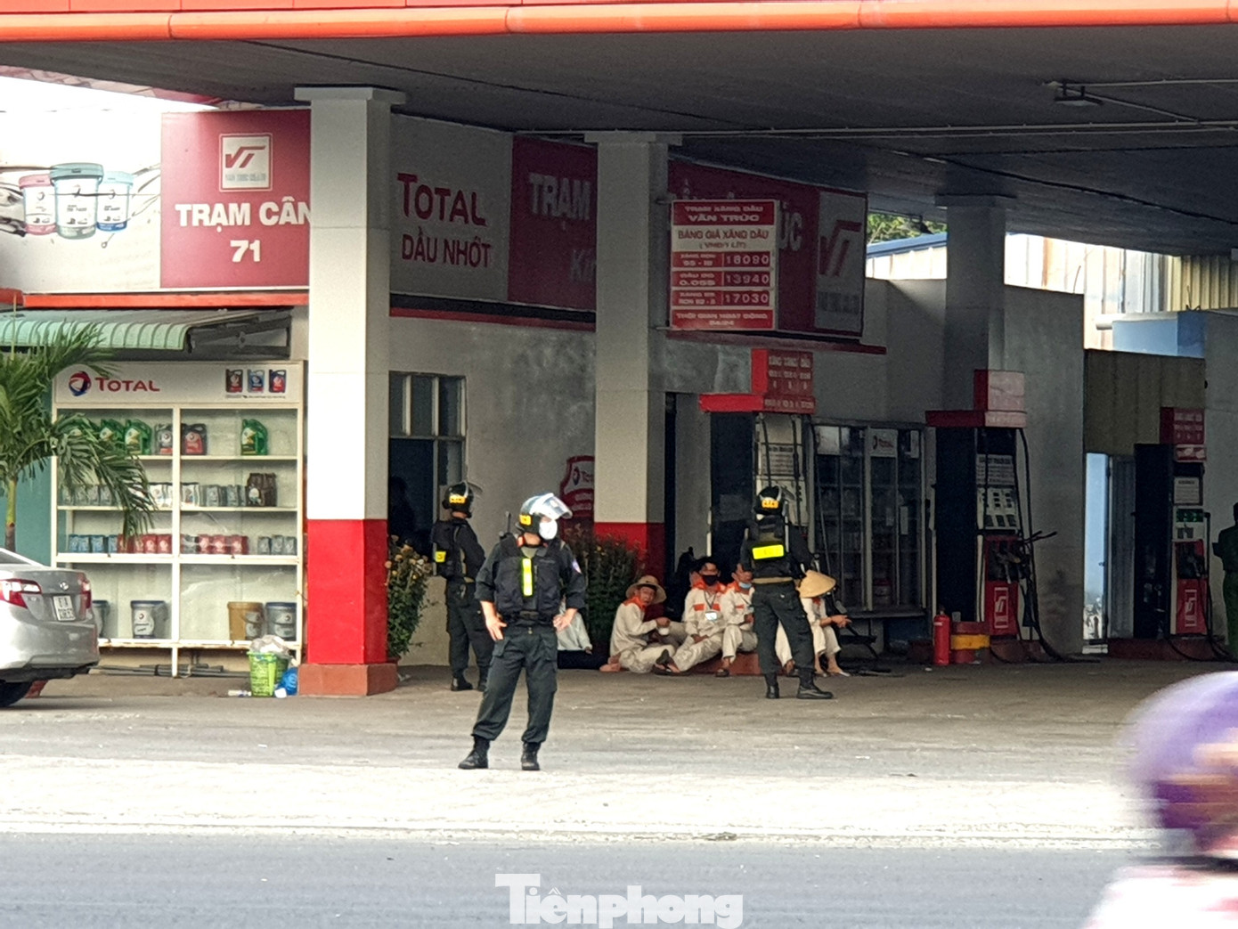 Cảnh sát bao vây, khám xét nhiều cây xăng ở Bình Dương ảnh 3