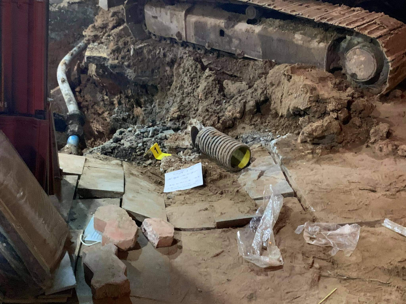 Thi công cống thoát nước trong đêm, hai công nhân thương vong vì sạt lở ảnh 2