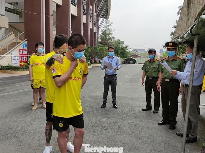 Một người Trung Quốc cưa cửa bệnh viện trốn cách ly ảnh 1