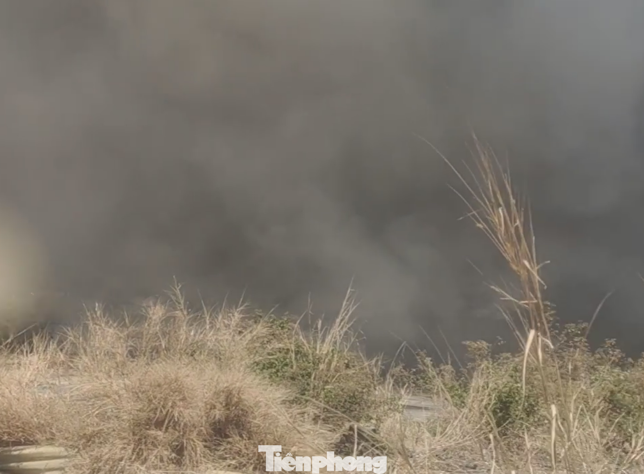 Khói lửa bao trùm nhà xưởng công ty may mặc ở Bình Dương ảnh 2