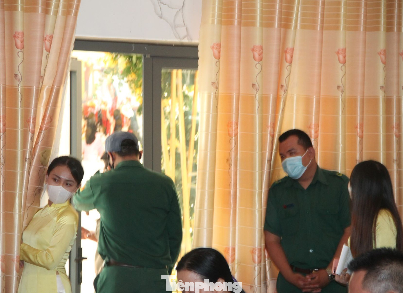 Vợ ông Dũng 'lò vôi' nói lời cuối, hàng trăm YouTuber và lực lượng an ninh có mặt ảnh 5