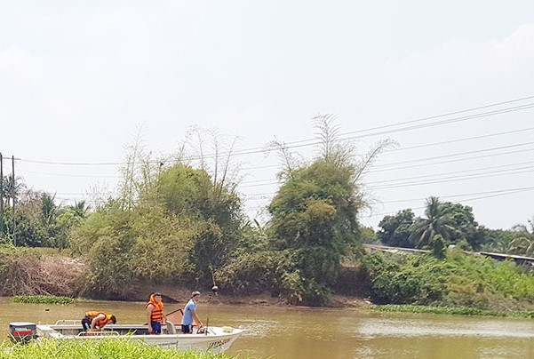 Tìm kiếm người đàn ông nhảy cầu tự tử để lại mảnh giấy và xe máy ảnh 1