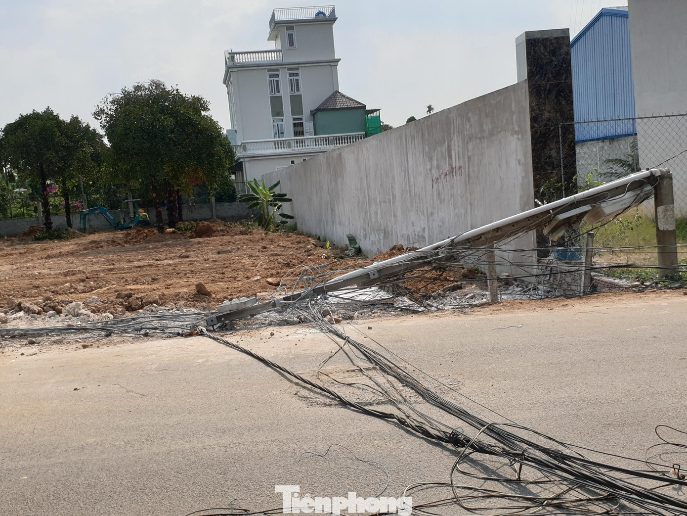 Xe ben 'hạ gục' gần 10 trụ điện khiến cả khu phố mất điện ảnh 2