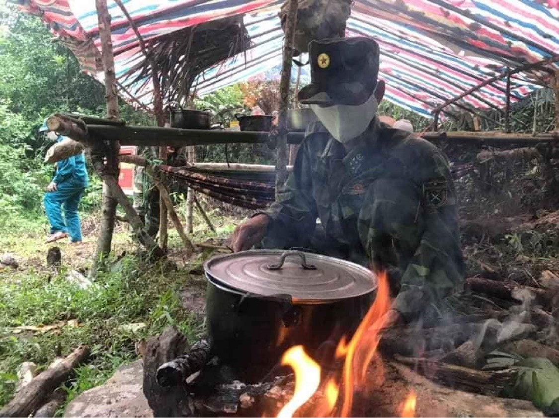 Những người lính nơi tuyến đầu chống dịch ảnh 3