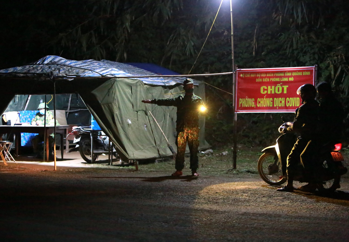 Những người lính nơi tuyến đầu chống dịch ảnh 1