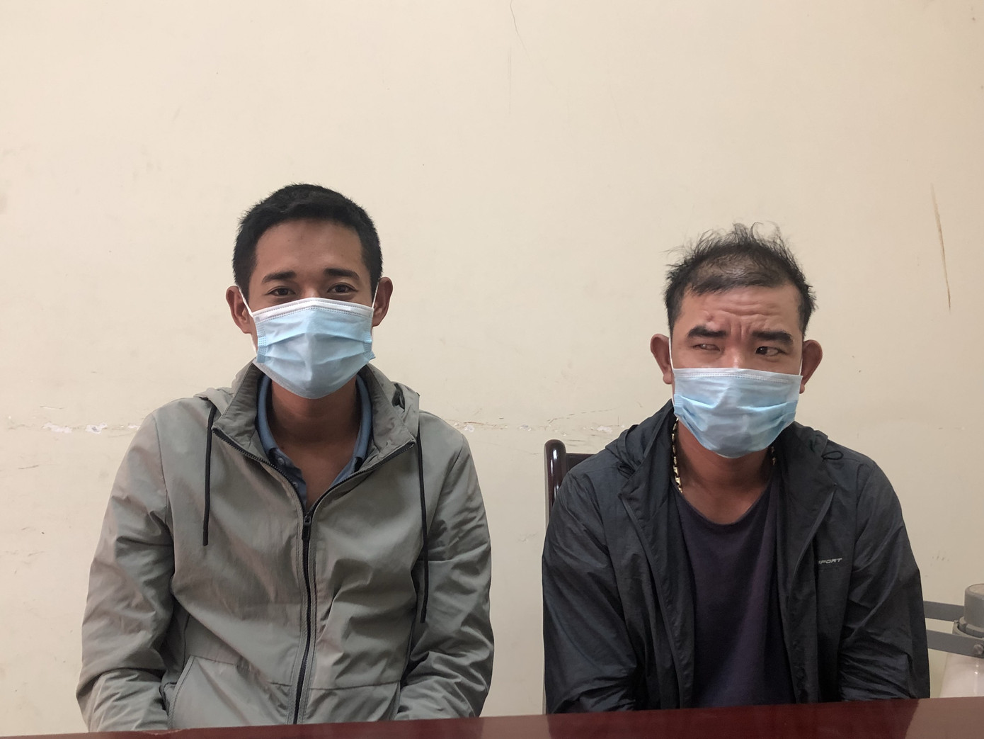 Hai đối tượng bị bắt vì cắt rừng vượt biên giới trong đêm ảnh 1